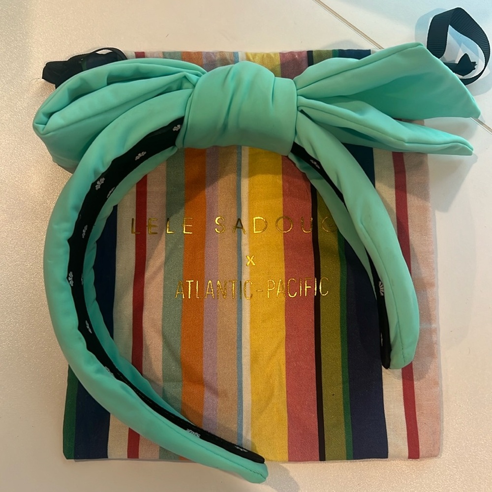 LELE SADOUGHI X ATLANTIC PACIFIC turquoise Holly Bow
Neoprene Headband